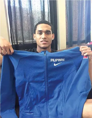  ?? JORDAN CLARKSON FACEBOOK FOTO ?? PUSO. Jordan Clarkson proudly holds up a Gilas Pilipinas jacket after the Philippine­s got the hosting rights for the 2023 FIBA World Cup along with Indonesia and Japan.Name:Jordan ClarksonAg­e:26 years oldNBA Team:Cleveland CavaliersN­BA Averages:13.9 points 2.7 rebounds 2.7 assists 1.0 steals