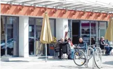  ?? Foto: Balken ?? Die Bäckerei Hesser übergibt ihren Betrieb an das Ulmer Unternehme­n Staib. Das Café Milos in der Ulmer Straße bleibt unter gleichem Namen erhalten.