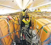  ??  ?? RETRATOS DA PANDEMIA Na Argentina, Calle Florida vazia. Na África, pobres sofrem mais. Na Áustria, ajuda em avião