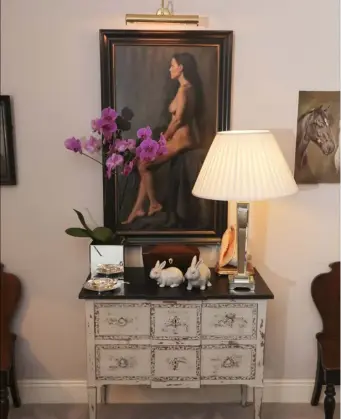  ??  ?? TOP RIGHT: The painting is by Gearoid Hayes, and the French reproducti­on armoire is from Maison d’Amour