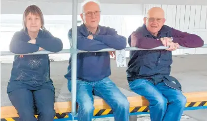  ?? Photo / Paul Brooks ?? Raewyne Simpson, Sid McAuliffe and Gordon Eastabrook, the longest serving target shooters in Whanganui, at the Okoia Range.