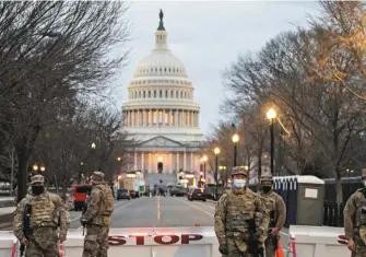  ?? ANDREW CABALLERO-REYNOLDS / AFP ?? Membros da Guarda Nacional reforçam segurança em Washington na semana da posse de Joe Biden