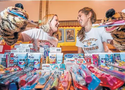  ?? Picture: Mhairi Edwards. ?? Dundee University School of Dentistry students Jill McMurray and Megan Donaldson with their ‘Toothy Tiger’ mascots and the free oral healthcare products.