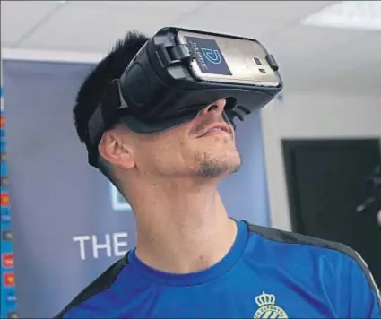  ?? CARLOS MIRA / RCD ESPANYOL ?? Gerard Moreno contempla una cápsula de realidad virtual del último Espanyol-Osasuna