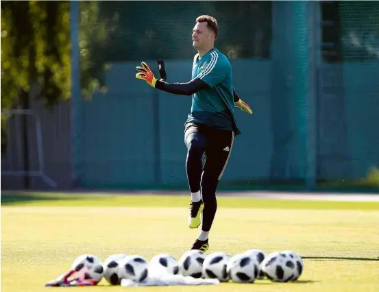  ?? Axel Schmidt/Reuters ?? O goleiro titular da seleção alemã, Neuer, em treinament­o em Moscou