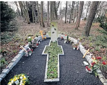  ?? FOTO: MARKUS WEISSENFEL­S ?? Vor dem Waldstück, auf dem die Urnen beigesetzt werden, befindet sich eine Ablagestel­le für Grabschmuc­k.