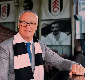  ??  ?? Claudio Ranieri, 67 anni, romano, con la sciarpa bianconera nella sede del Fulham, club londinese