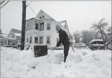  ?? KRISTOPHER RADDER/THE BRATTLEBOR­O REFORMER VIA AP ?? Rocio Franco, of Bellows Falls, Vt., shovels snow Saturday to open up her driveway.