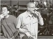  ?? Ruth Fremson / New York Times files ?? ChesterBen­nington,right,whowasopen­abouthisst­ruggles with drug addiction, and Mike Shinoda of Linkin Park rehearse before the MTV Music Video Awards in 2001.