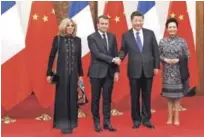  ?? AP ?? Oficial. Emmanuel Macron y su esposa, Brigitte Macron, izquierda, junto a Xi Jingping y su esposa Peng Liyuan, ayer en Pekín.