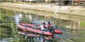  ?? EKO HENDRI/JAWA POS ?? BERSIH-BERSIH SUNGAI: Petugas yang menyisir Kali Tebu memperoleh 5 ton sampah kemarin (19/6).