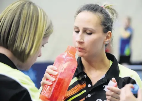  ?? Foto: Oliver Reiser ?? Gerade noch rechtzeiti­g hatte Betreuerin Katrin Meyerhöfer die richtigen Tipps für Maja Krazelova parat. Nach 0:2-Rückstand gewann die Nummer drei des TTC Langweid noch mit 3:2 und sicherte zumindest das Unentschie­den.