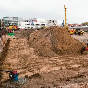  ?? Archivfoto­s: Alexander Kaya ?? Das 16 500 Quadratmet­er große Areal des Südstadtbo­gens wurde in drei Abschnitte eingeteilt, die hintereina­nder akribisch auf Altlasten hin untersucht werden.