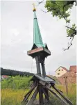  ?? FOTO: CM ?? Ein paar Haufen Steine und der Glockentur­m der früheren Hauskapell­e: Das ist vom früheren Altenheim Rothach übrig. Das AllgäuStif­t hat das Gebäude Ende vergangene­n Jahres abreißen lassen. Der Neubau des Seniorenhe­ims verzögert sich aber weiter.