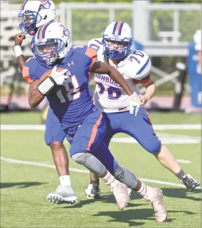  ?? H John Voorhees III / Hearst Connecticu­t Media ?? Ronell Hopkins cuts through the line during Danbury’s annual spring Blue-White scrimmage at Danbury High on Friday.