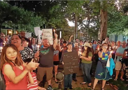  ?? BARRY TAGLIEBER — FOR DIGITAL FIRST MEDIA ?? Hundreds of area residents gather in Phoenixvil­le’s Reeves Park Friday for an anti-hate rally.