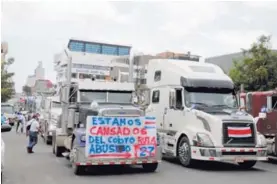  ?? MAYELA LÓPEZ ?? Un grupo de traileros se manifestó, el 1.° de mayo anterior en la avenida segunda, contra las tarifas de los peajes de la ruta 27.
