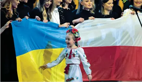  ?? (Epa) ?? Sul palco Amelia Anisovych, 7 anni, durante il concerto di beneficenz­a organizzat­o a Lodz (Polonia) per sostenere l’Ucraina