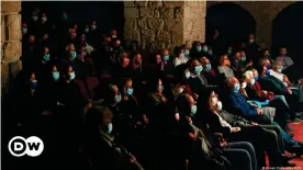  ??  ?? Maske und Abstand gehören weiterhin dazu: Besucher im wiedereröf­fneten Khan Theater in Jerusalem