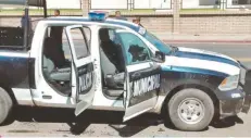  ??  ?? En la avenida Guaymas quedó uno de los vehículos atacados por los criminales.