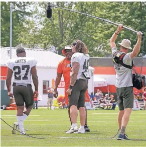  ?? FOTO: IMAGO ?? Ein Filmteam bewegt sich Ende Juli während einer Trainingse­inheit des US-FootballTe­ams Cleveland Browns zwischen den Spielern.