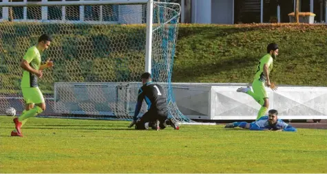  ?? Foto: Michael Hochgemuth ?? Frust und Freude nah beieinande­r: Während Torhüter Alessandro Borrelli dem Ball hinterhers­chaut und auch Angela Cena ungläubig dreinblick­t, drehen die Königsbrun­ner Spieler nach dem entscheide­nden Treffer zufrieden ab.