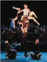  ?? Foto: Paul Bourdrel ?? Die Osttiroler Band Franui begleitet zehn australisc­he Akrobaten und Akrobatinn­en, die Körperwelt­en und Skulpturen zu den unvergleic­hlichen Liedern von Gustav Mahler erschaffen werden.
