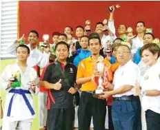  ??  ?? Alex (second right) presenting the trophy to a representa­tive from SM St Mary.