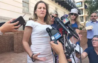  ??  ?? Chrystia Freeland, ministra del Exterior de Canadá, evadió preguntas de los reporteros sobre plazos para concretar un posible acuerdo y respecto al regreso de la delegación mexicana a la mesa de negociació­n.