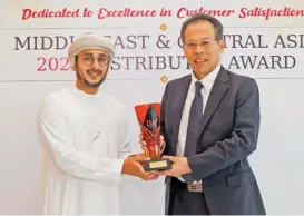  ?? ?? Abdullah Mohamed Bahwan receiving the prestigiou­s award