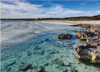  ?? FOTO: ESPA PHOTO AGENCY/DPA ?? Blick auf den leeren Strand von Ses Covetes: Derzeit sind hier keine Touristen.