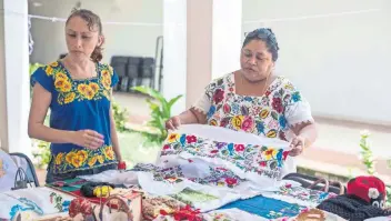  ??  ?? Las mujeres sostienen su hogar con la venta de sus artesanías y tienen que recurrir a mercados locales para venderlas, por lo que tienen que malbaratar sus creaciones y, en ocasiones, son víctimas de intermedia­rismo.