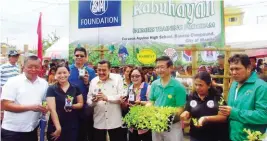  ??  ?? Toto Barcelona (third from right) holding seedlings in a tray, together with Manila Mayor Erap Estrada (fourth from left), at the opening of the urban gardening training in Baseco, Manila.