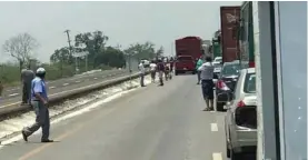  ?? ARISTEO ABUNDIS ?? Una larga fila de automóvile­s y camiones se formó tras el bloqueo.