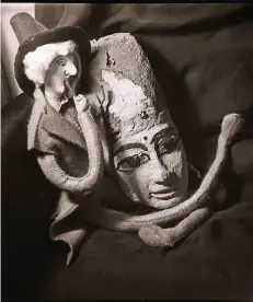  ?? FOTO: KUNSTSAMML­UNG NRW ?? Das Stillleben („Still Life“) von Ida Kar nutzt Motive aus der ägyptische­n Kultur des Altertums.