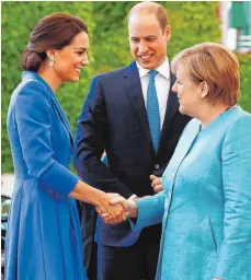  ?? FOTO: AFP ?? Royaler Besuch in Berlin: Angela Merkel traf sich in Berlin mit Prinz William und seiner Frau Kate. Europapoli­tik stand auf der Tagesordnu­ng, doch ob das Paar mit der Bundeskanz­lerin über den anstehende­n EU-Austritt der Briten sprach, wurde nicht...
