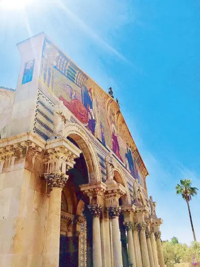  ??  ?? The facade of the church and the Corinthian columns in Jerusalem.