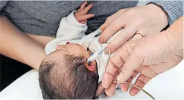  ?? [ Getty Images ] ?? Neugeboren­e werden standardmä­ßig einem Hörscreeni­ng unterzogen.