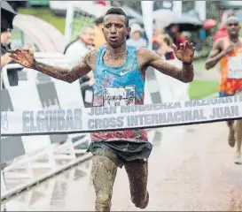  ?? FOTO: EFE ?? El etíope Salemon Barega entrando en meta para ganar el 75 Cross de Elgoibar