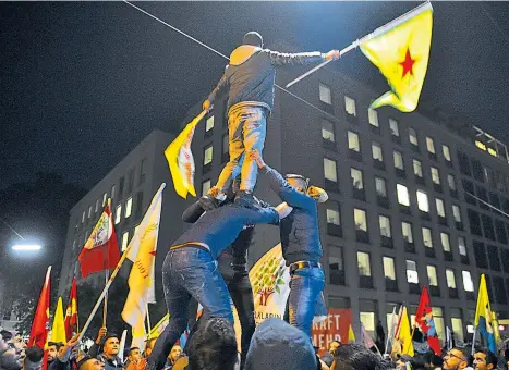  ?? Foto: APA / Hans Punz ?? Demos sollen laut Regierungs­plan 48 statt 24 Stunden vorher angezeigt werden. Spontandem­os wie jene nach dem Putschvers­uch in der Türkei sind jedoch zulässig.