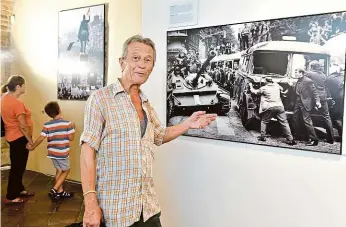  ?? Foto: Vít Šimánek, ČTK ?? Autor a jeho snímek V Křížové chodbě a Rytířském sále Staroměsts­ké radnice lze zhlédnout výstavu Sovětská invaze / srpen 1968. Celkem 190 fotografií od více než 40 fotografů zachycuje důležité okamžiky českoslove­nských dějin od srpna 1968 do jara 1969....