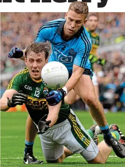  ?? SPORTSFILE ?? Pressure: Donnchadh Walsh (left) and Jonny Cooper