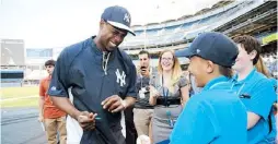  ??  ?? APARTE DE conocer a Robinson Canó, el niño también compartió con Curtis Granderson (arriba) y el exjugador de los Yankees, Jim Leyritz.