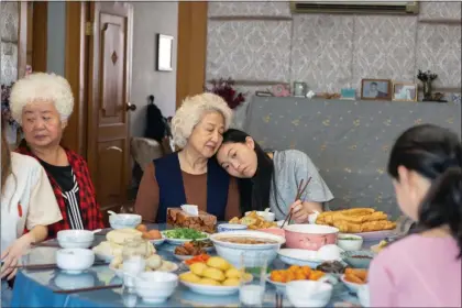  ?? A24 ?? Nai Nai (Zhao Shuzhen), center left, and Billi (Awkwafina) share a moment in “The Farewell.”