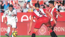 ??  ?? sin gol. Cristiano Ronaldo prueba su cañón derecho, que en el torneo local solamente ha provocado un gol. En Girona la gente lo fue a ver, pero el portugués decepcionó a todos.
