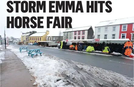  ??  ?? Empty streets surround stall holders in the snow at the Millstreet Horse Fair. Picture John Tarrant