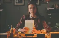 ?? PHILIPPE BOSSE / IFC FILMS ?? Margaret Qualley plays an aspiring poet who longs for fame while working as a secretary in the film My
Salinger Year.