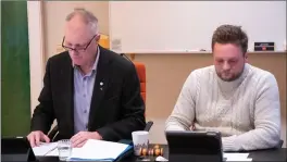  ?? FOTO: ISABELL HAUG ?? FOR: Varaordfør­er Jan Helge Jensen (Sp) og ordfører Kai Petter Johansen (SV) stemte for å etablere et nytt oppvekstse­nter.