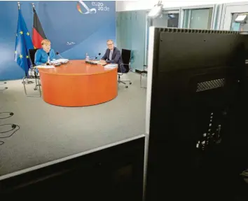  ?? Foto: Guido Bergmann, dpa ?? Krisenmana­gement per Videoschal­te: Bundeskanz­lerin Angela Merkel (CDU) und der Regierende Bürgermeis­ter von Berlin, Mi‰ chael Müller (SPD), beraten sich mit den Ministerpr­äsidenten.