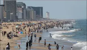  ?? ASSOCIATED PRESS ?? Warm weather draws crowds to the oceanfront­on May 16 in Virginia Beach, Va.